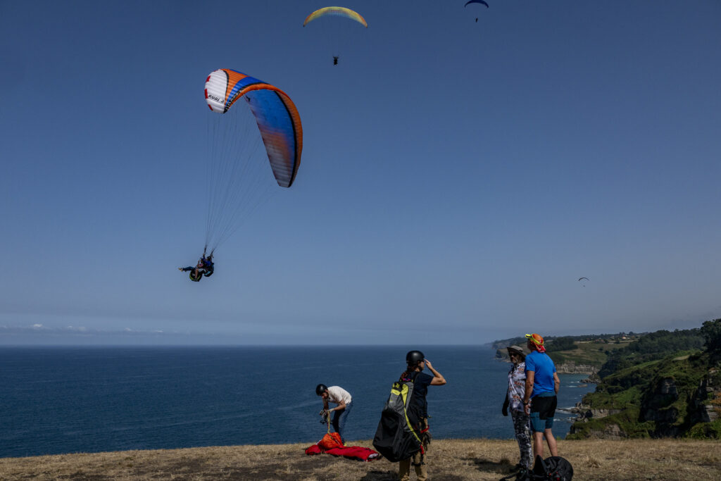 Multiple paragliders